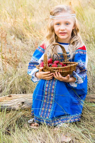 Malá holčička v ruské kostým — Stock fotografie