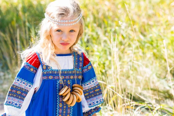 Malá holčička v ruské kostým — Stock fotografie