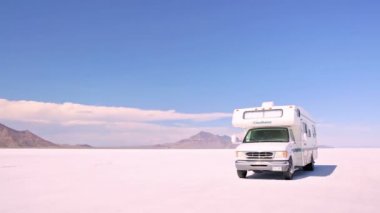 Kamyonet ve karavan Bonneville tuz düzlükler üzerinde sürüş