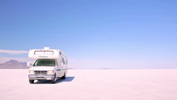 Kamyonet ve karavan Bonneville tuz düzlükler üzerinde sürüş — Stok video