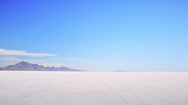 Kamyonet ve karavan Bonneville tuz düzlükler üzerinde sürüş