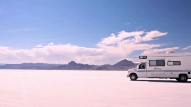 Kamyonet ve karavan Bonneville tuz düzlükler üzerinde sürüş