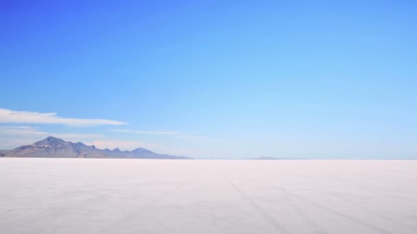 Drijvende camper op Bonneville Salt Flats — Stockvideo