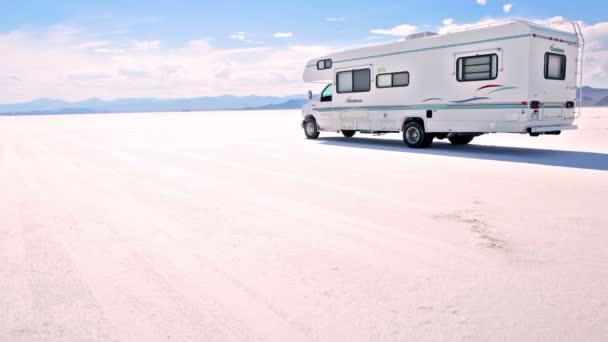 Guidare camper su Bonneville Salt Flats — Video Stock