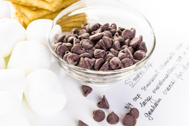 Smores daldırma ve malzemeler