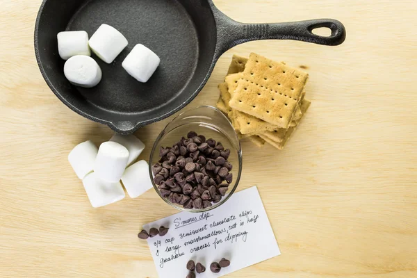 Smores mergulhar com grandes marshmallows — Fotografia de Stock