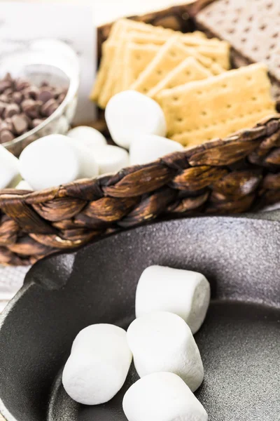 Smores dip with large marshmallows — Stock Photo, Image