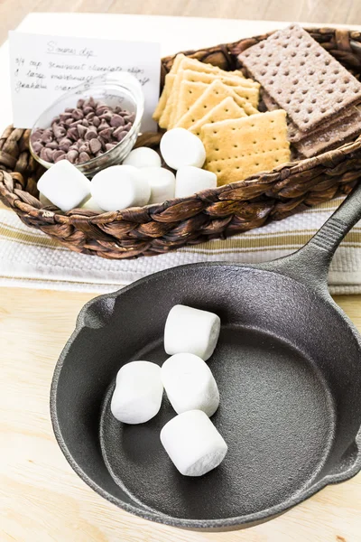 Smores Dip mit großen Marshmallows — Stockfoto