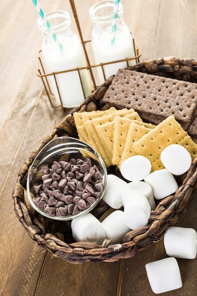 Smores βουτιά με μεγάλο marshmallows — Φωτογραφία Αρχείου