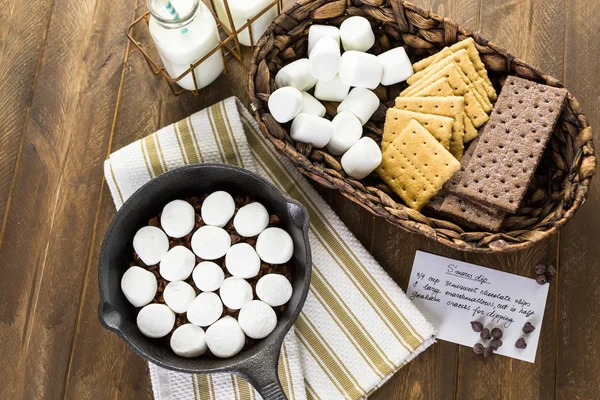 Smores Dip mit großen Marshmallows — Stockfoto