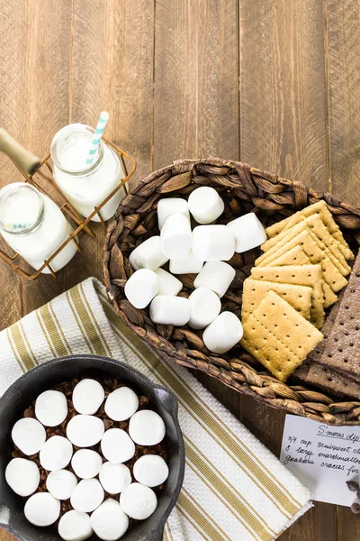 Smores mergulhar com grandes marshmallows — Fotografia de Stock