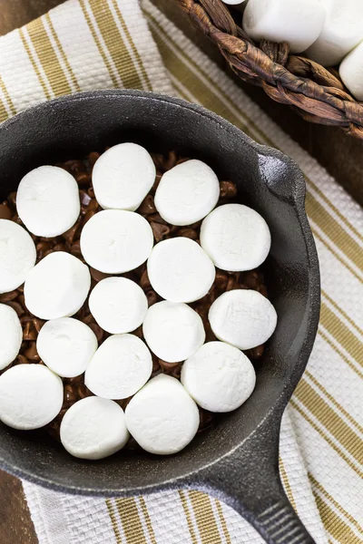 Smores βουτιά με μεγάλο marshmallows — Φωτογραφία Αρχείου