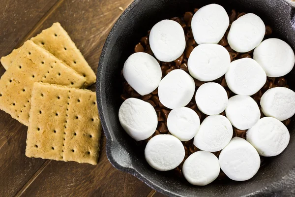 Zubereitung von Smores Dip mit Marshmallows — Stockfoto