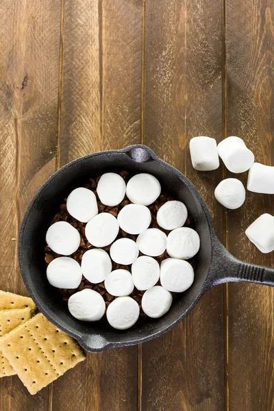 Preparing smores dip with marshmallows — Stock Photo, Image