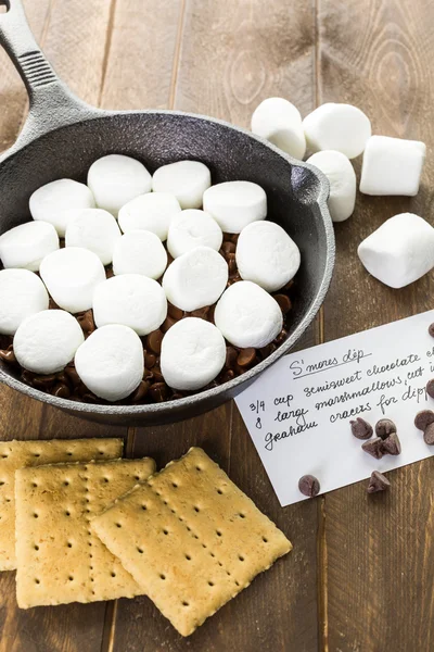Προετοιμασία smores βουτιά με marshmallows — Φωτογραφία Αρχείου