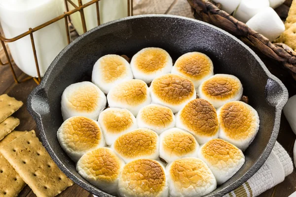 Smores βουτιά με μεγάλο marshmallows — Φωτογραφία Αρχείου