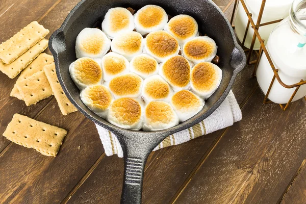 Smores βουτιά με μεγάλο marshmallows — Φωτογραφία Αρχείου