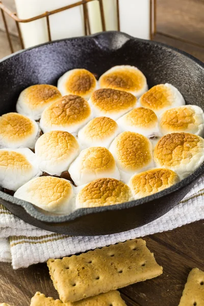 Smores βουτιά και marshmallows σε τηγάνι — Φωτογραφία Αρχείου