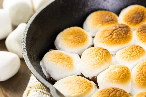 Smores βουτιά και marshmallows σε τηγάνι — Φωτογραφία Αρχείου