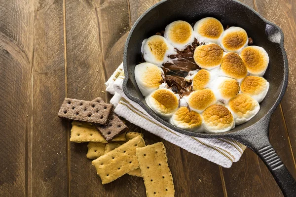 Smores βουτιά και marshmallows σε τηγάνι — Φωτογραφία Αρχείου