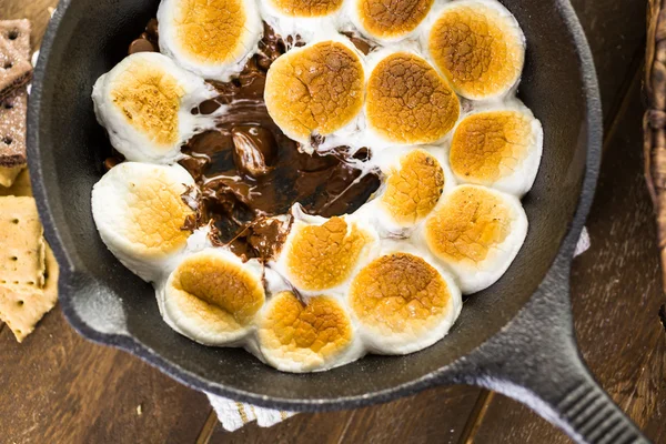 Smores Dip mit großen Marshmallows — Stockfoto