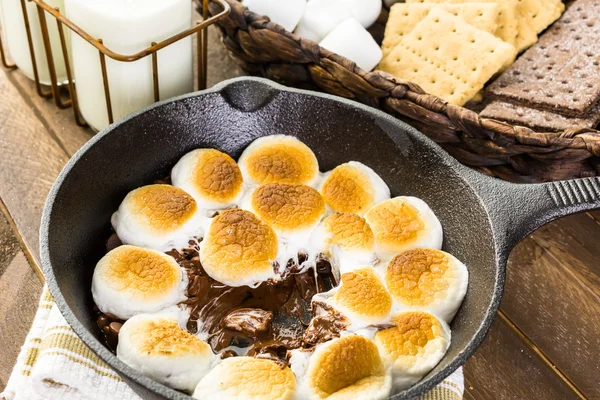 Smores Dip mit großen Marshmallows — Stockfoto