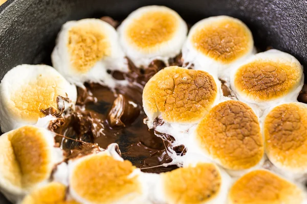 Smores Dip mit großen Marshmallows — Stockfoto