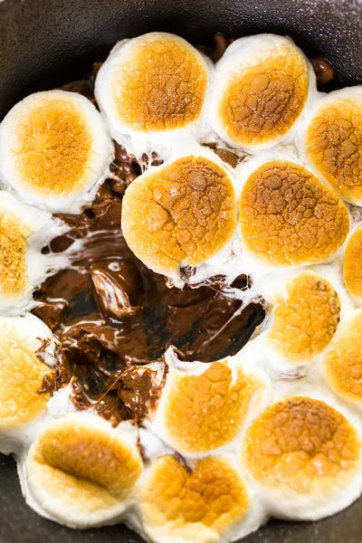 Smores dip  with large marshmallows — Stock Photo, Image