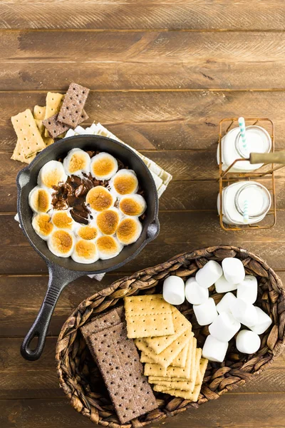 Smores Dip mit großen Marshmallows — Stockfoto