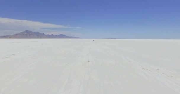 Husbil reser till Bonneville Salt Flats — Stockvideo