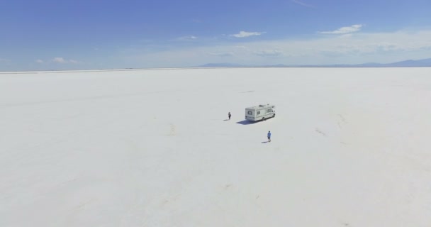 Samochód kempingowy podróży na Bonneville Salt Flats — Wideo stockowe