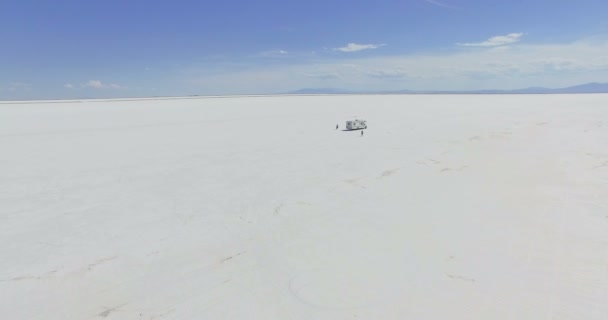 Camper reizen naar Bonneville Salt Flats — Stockvideo