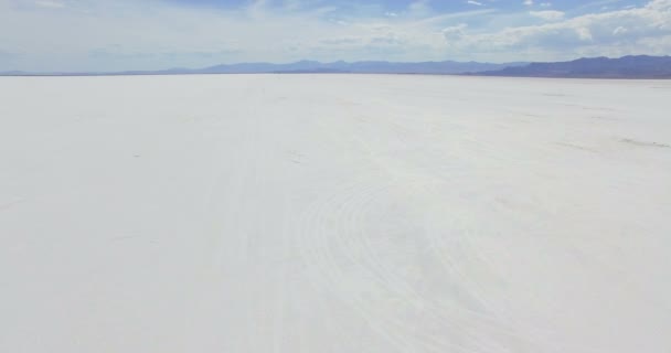 Wohnmobil auf dem Weg zu den Bonneville Salinen — Stockvideo