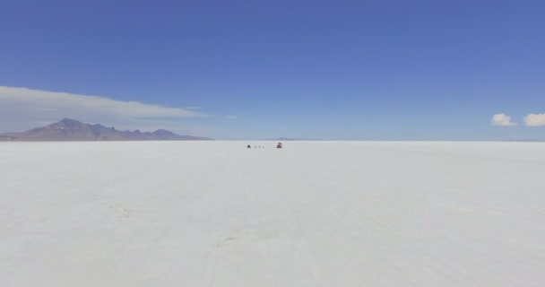 Autocaravanas que viajan a Bonneville Salt Flats — Vídeo de stock