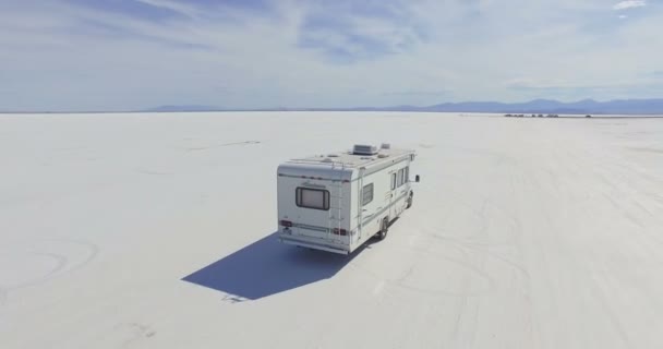 Autocaravanas que viajan a Bonneville Salt Flats — Vídeos de Stock