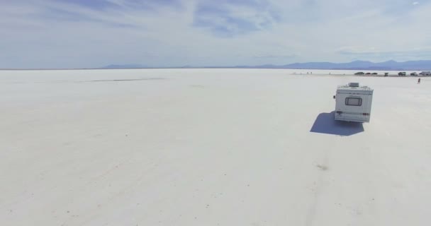 Camping-car voyageant à Bonneville Salt Flats — Video