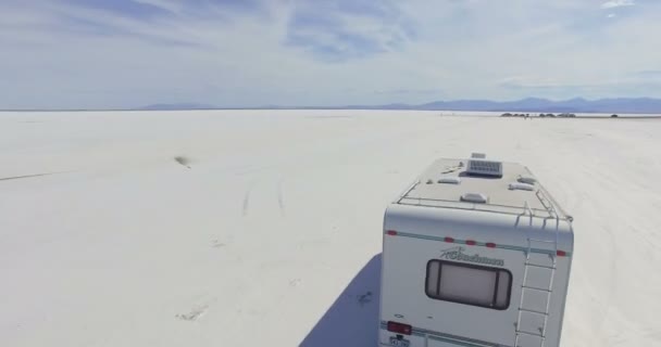 Husbil reser till Bonneville Salt Flats — Stockvideo