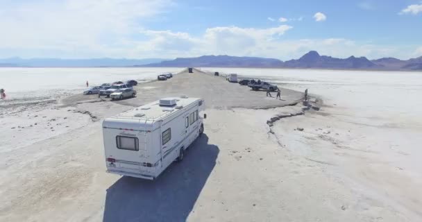 Wohnmobil auf dem Weg zu den Bonneville Salinen — Stockvideo