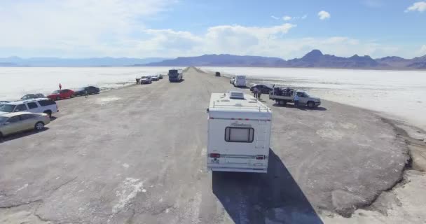 Autocaravanas que viajan a Bonneville Salt Flats — Vídeos de Stock