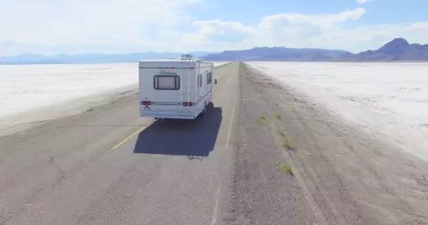 Wohnmobil auf dem Weg zu den Bonneville Salinen — Stockvideo