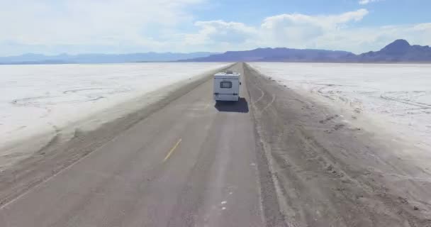 Autocaravanas que viajan a Bonneville Salt Flats — Vídeo de stock