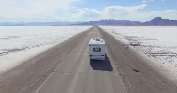 Autocaravanas que viajan a Bonneville Salt Flats — Vídeos de Stock