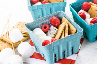 Smores beyaz çikolata ve taze ahududu ile.