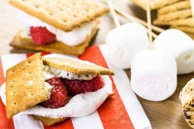 Smores beyaz çikolata ve taze ahududu ile.