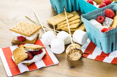 Smores beyaz çikolata ve taze ahududu ile.