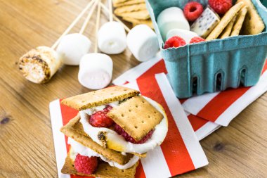 Smores taze ahududu ile.