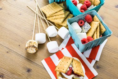 Smores taze ahududu ile.