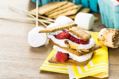 Smores taze ahududu ile.