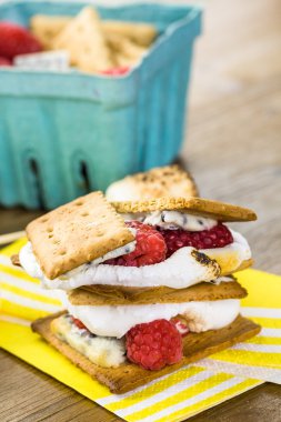 Smores taze ahududu ile.