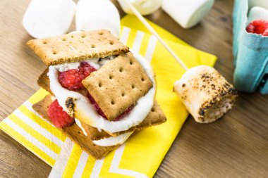 Smores taze ahududu ile.